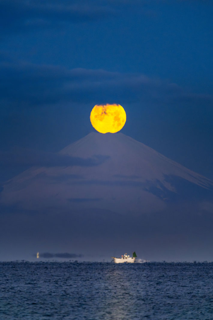 富士山の山頂にのった満月