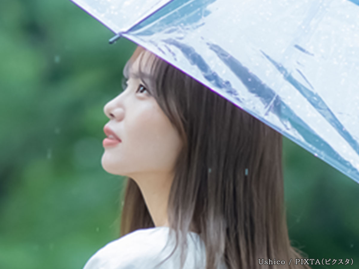 傘をさす女性の写真