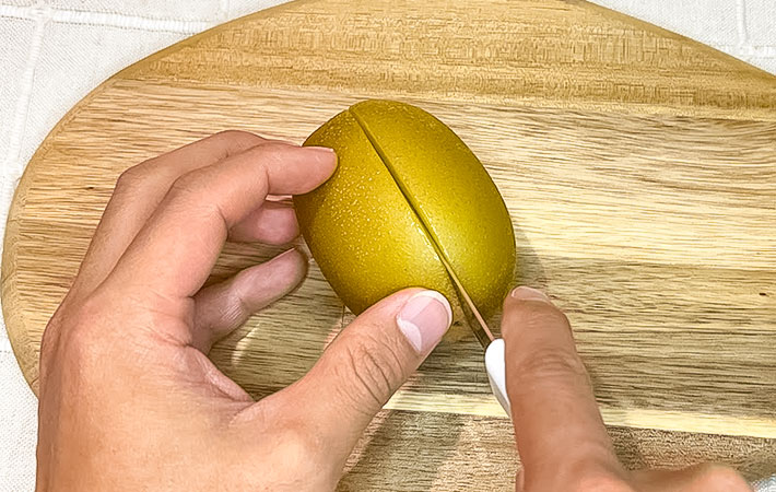 キウイフルーツをくし切りしている写真