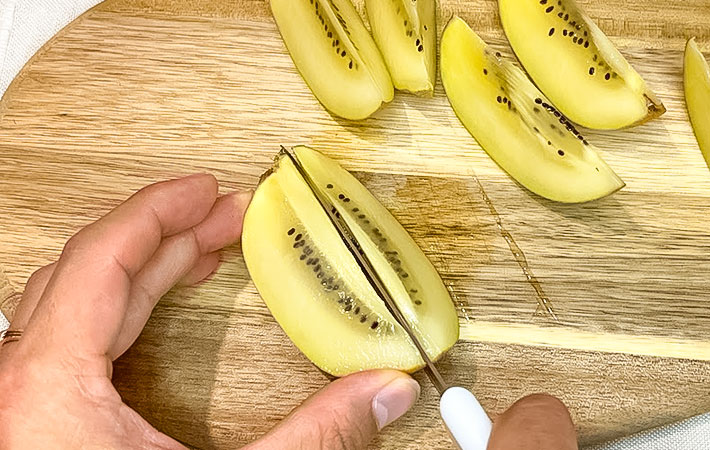 キウイフルーツをくし切りしている写真