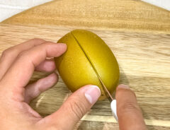 キウイフルーツをくし切りしている写真