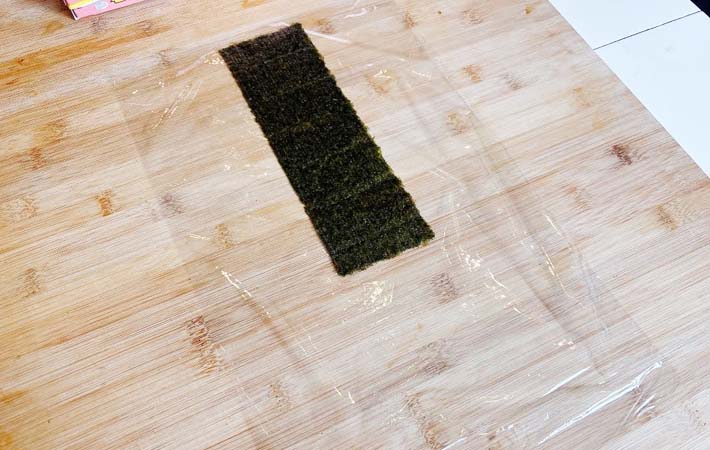 ラップで海苔をパリパリに保つ方法の写真