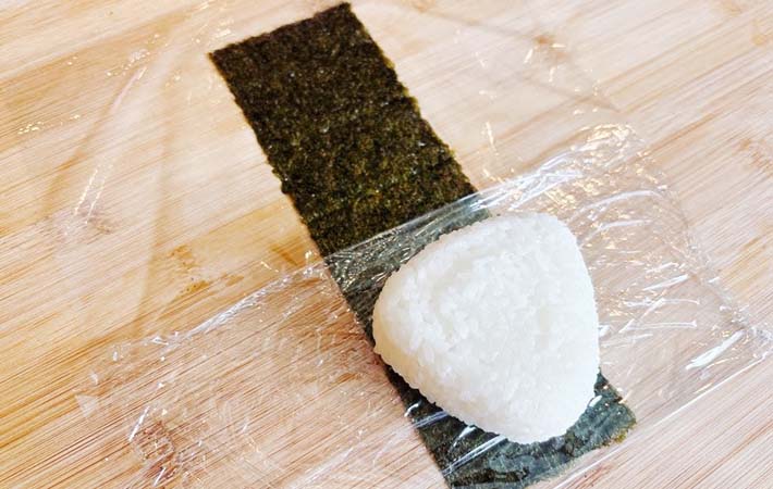 ラップで海苔をパリパリに保つ方法の写真