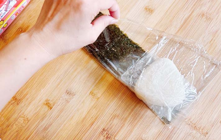 ラップで海苔をパリパリに保つ方法の写真