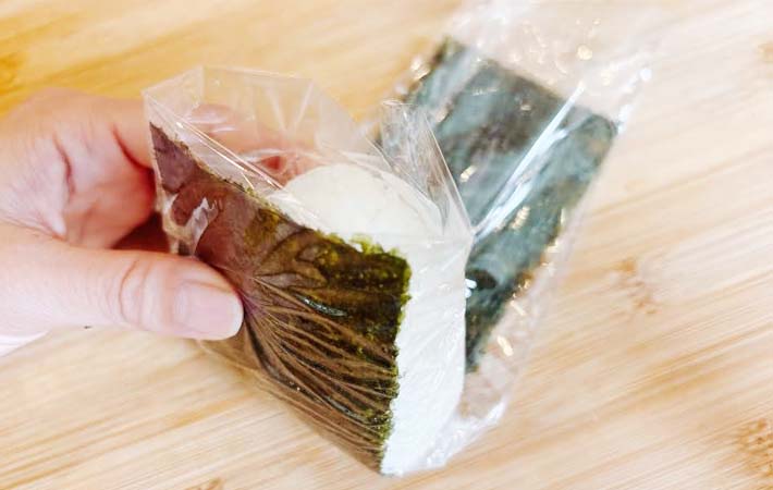 ラップで海苔をパリパリに保つ方法の写真