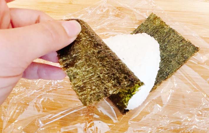 ラップで海苔をパリパリに保つ方法の写真