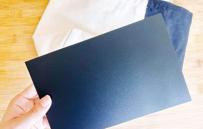 まな板シートでバッグの底板を作る写真