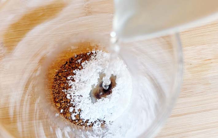 ダルゴナコーヒーを作る写真