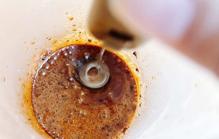 ダルゴナコーヒーを作る写真