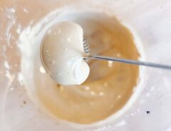 ダルゴナコーヒーを作る写真