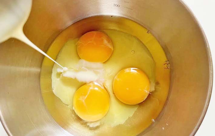 『練乳玉子焼き』を作る写真
