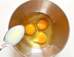 『練乳玉子焼き』を作る写真