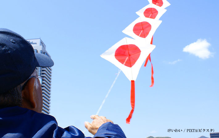 凧を上げる男性