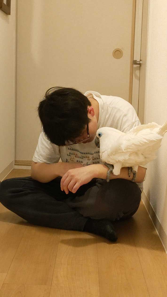 仲よく寄り添う息子さんとカブくん