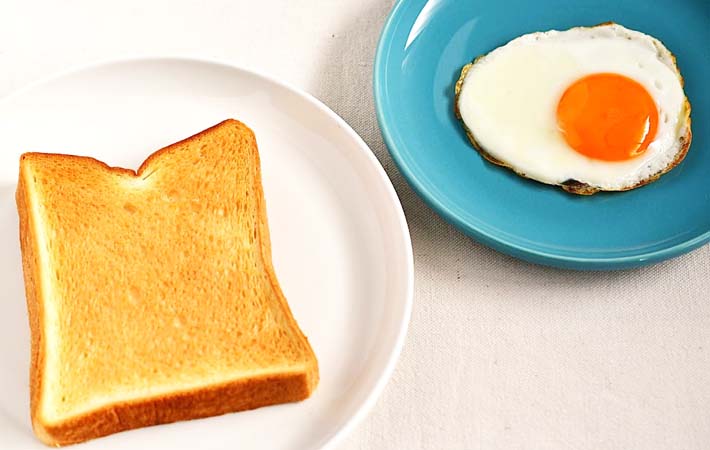 トーストと目玉焼きの写真
