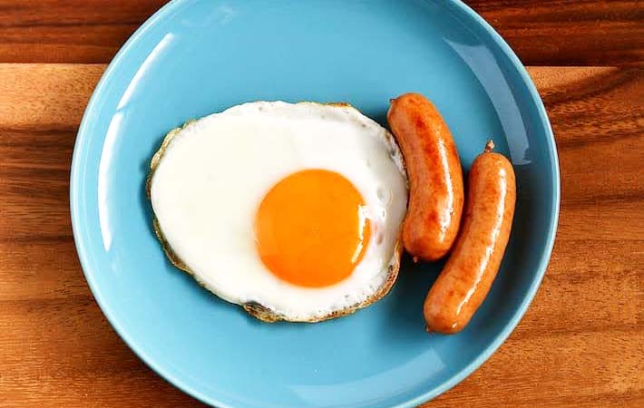 ウインナーと目玉焼きの写真