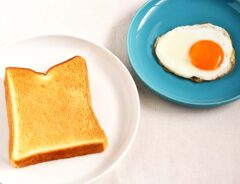 トーストと目玉焼きの写真