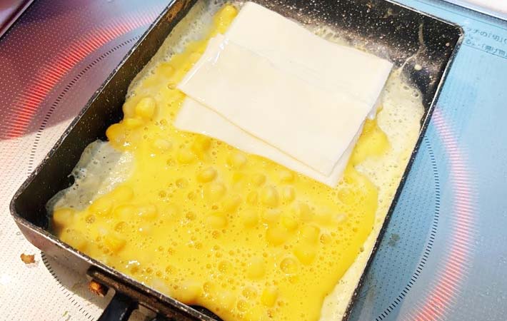 『コーン玉子焼き』を作る写真