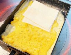 玉子焼きを作る写真