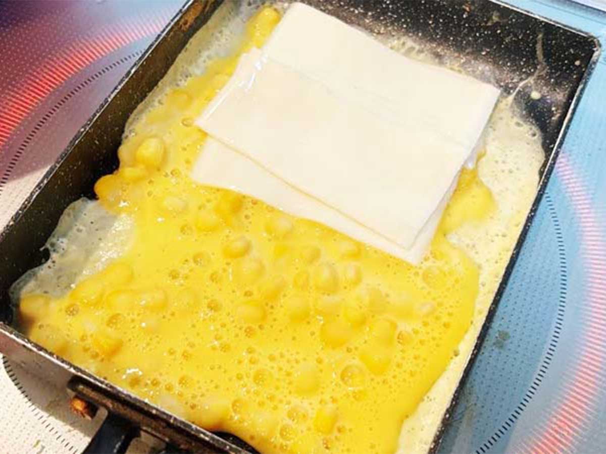 玉子焼きを作る写真