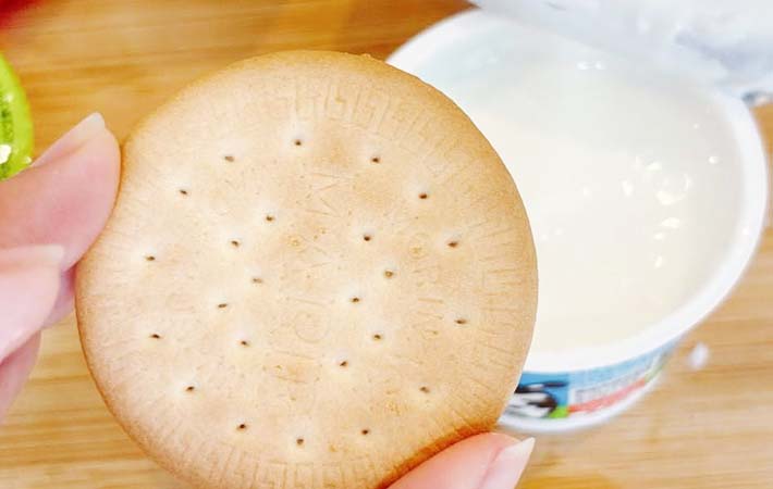 『カップヨーグルトチーズケーキ』を作る写真