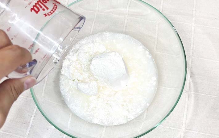 『水だけでもちもちホットケーキ』を作る写真