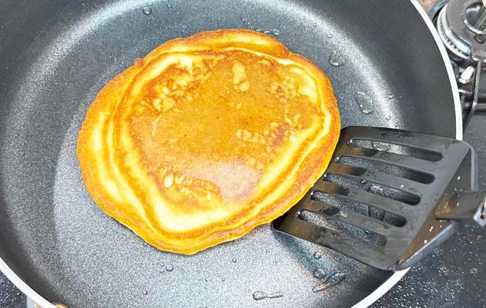 『水だけでもちもちホットケーキ』を作る写真