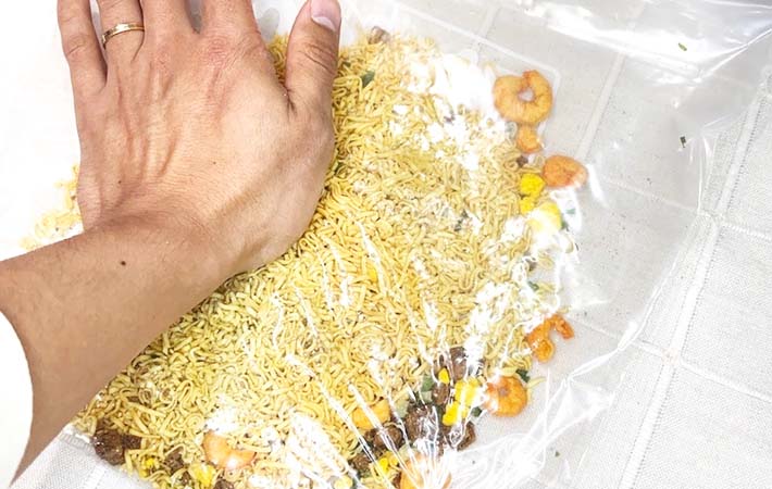 『カップヌードルお好み焼』を作る写真
