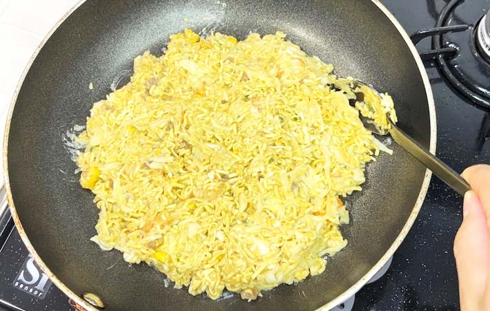 『カップヌードルお好み焼』を作る写真