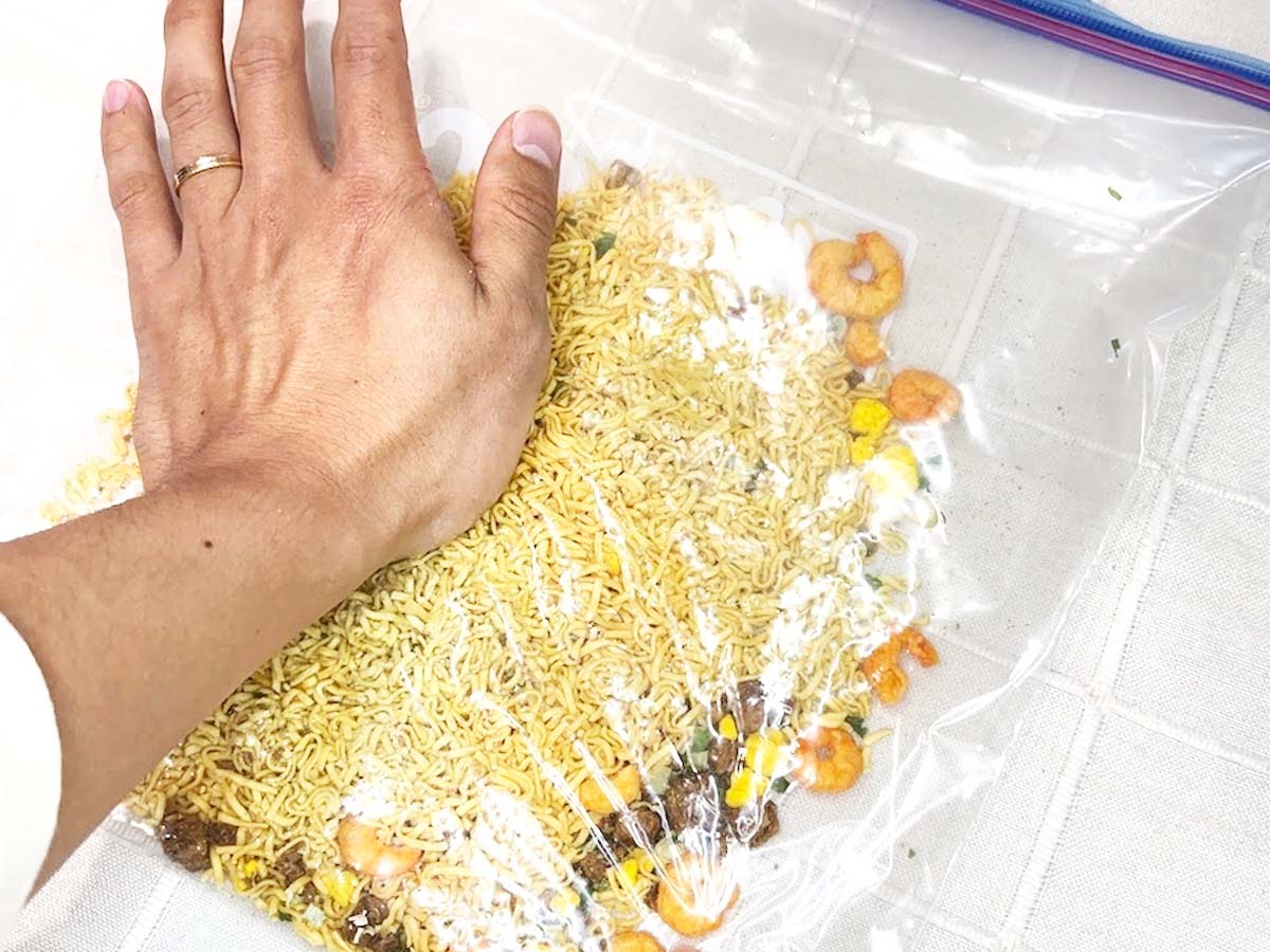 『カップヌードルお好み焼』を作る写真