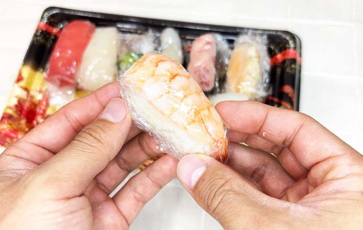 パック入りの寿司の乾燥を防止する写真