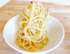 くっついたパスタの写真
