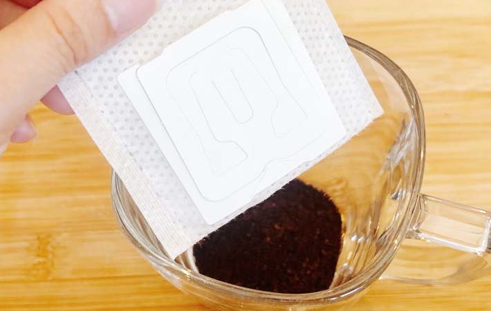 「フレンチプレス」風にコーヒーをいれる写真