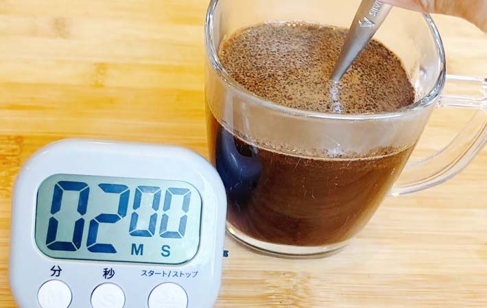「フレンチプレス」風にコーヒーをいれる写真