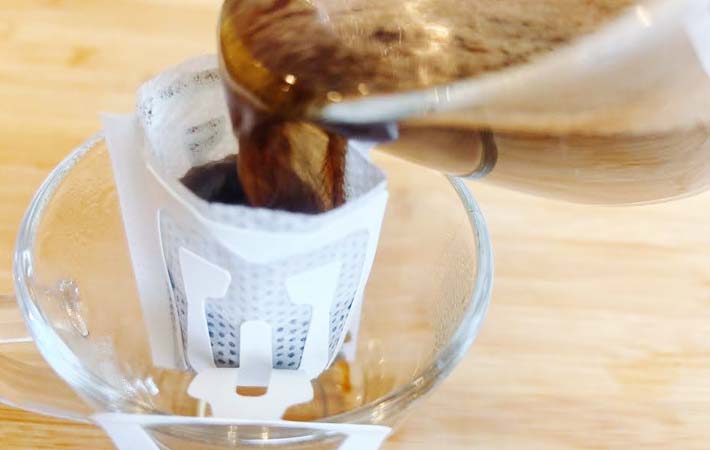 「フレンチプレス」風にコーヒーをいれる写真