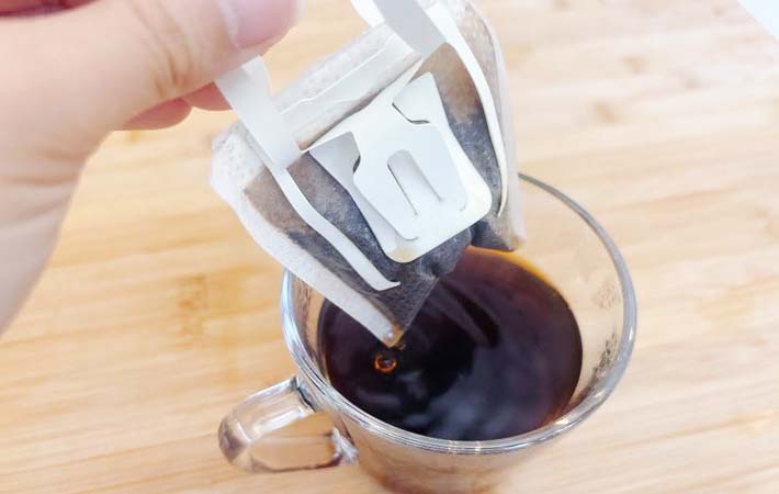 「フレンチプレス」風にコーヒーをいれる写真
