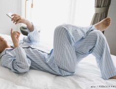 スマホを触る男性