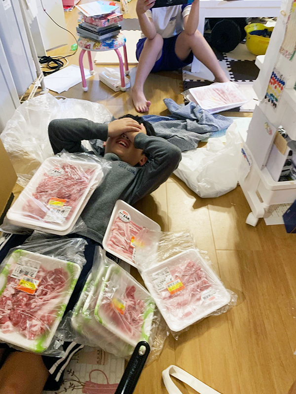 半額の豚肉と小学生の写真
