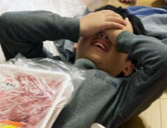 半額の豚肉と小学生の写真