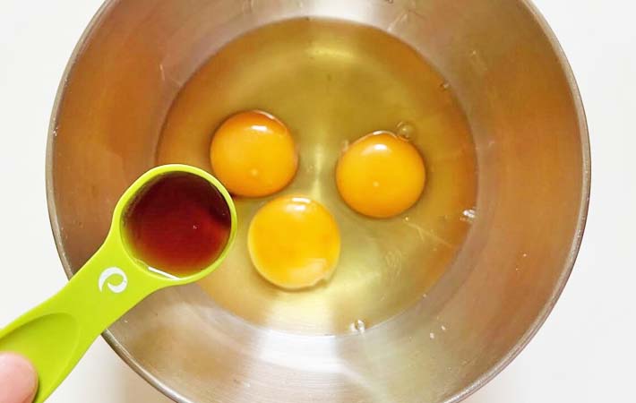 『カニカマ玉子焼き』を作る写真