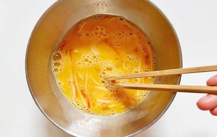 『カニカマ玉子焼き』を作る写真
