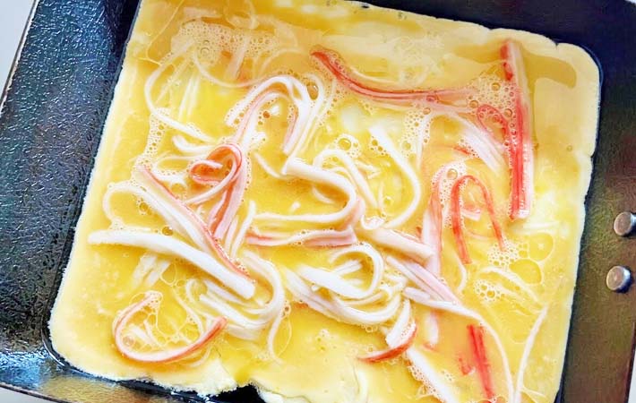 『カニカマ玉子焼き』を作る写真