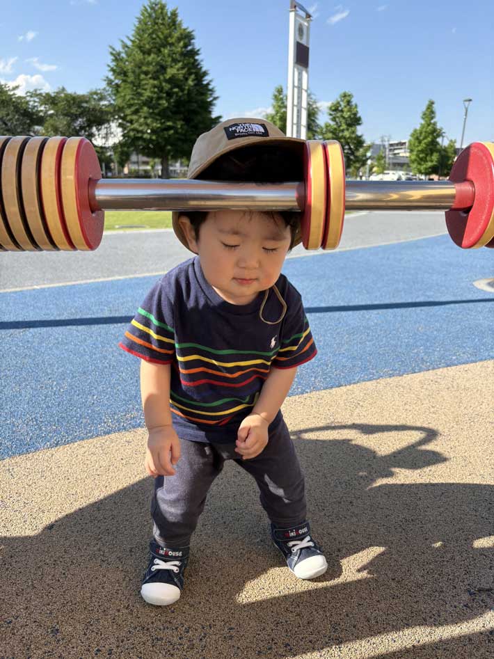 鉄棒で涼む子供