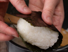 おにぎりを作る写真