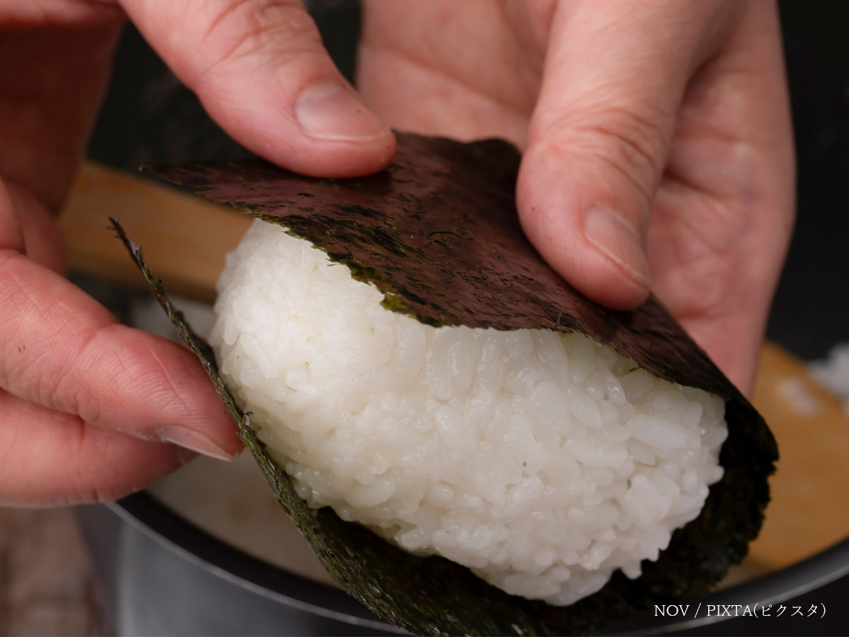 おにぎりを作る写真