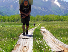 荷物を運ぶ歩荷