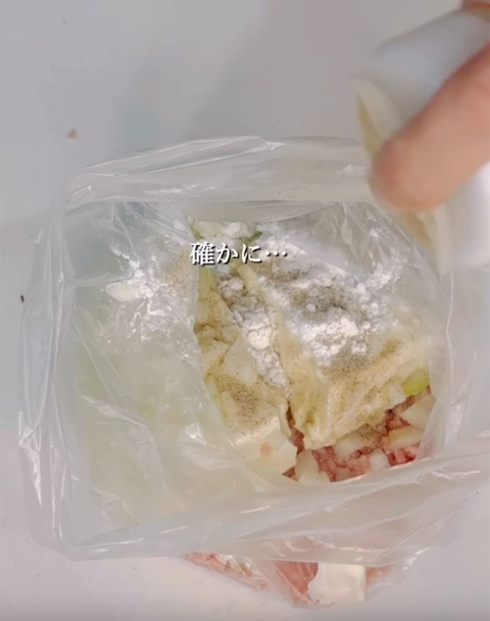 まっち（macchi_recipi）さんが紹介した『レンジで簡単チーズバーグ』