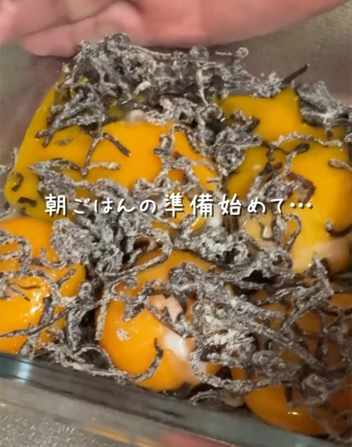ある（aru_no_kurashi）さんが紹介した『塩昆布の卵黄漬け』