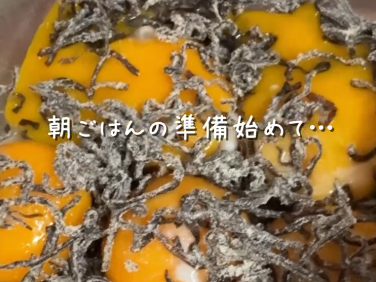 ある(aru_no_kurashi)さんが紹介した『塩昆布の卵黄漬け』