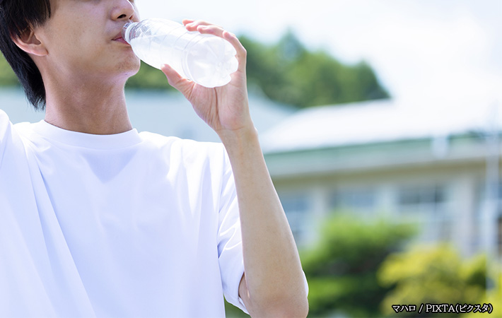 ドリンクを飲む人